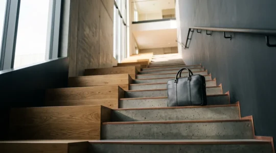 Scène symbolisant la progression commerciale avec une métaphore d'ascension vers le succès en vente B2B